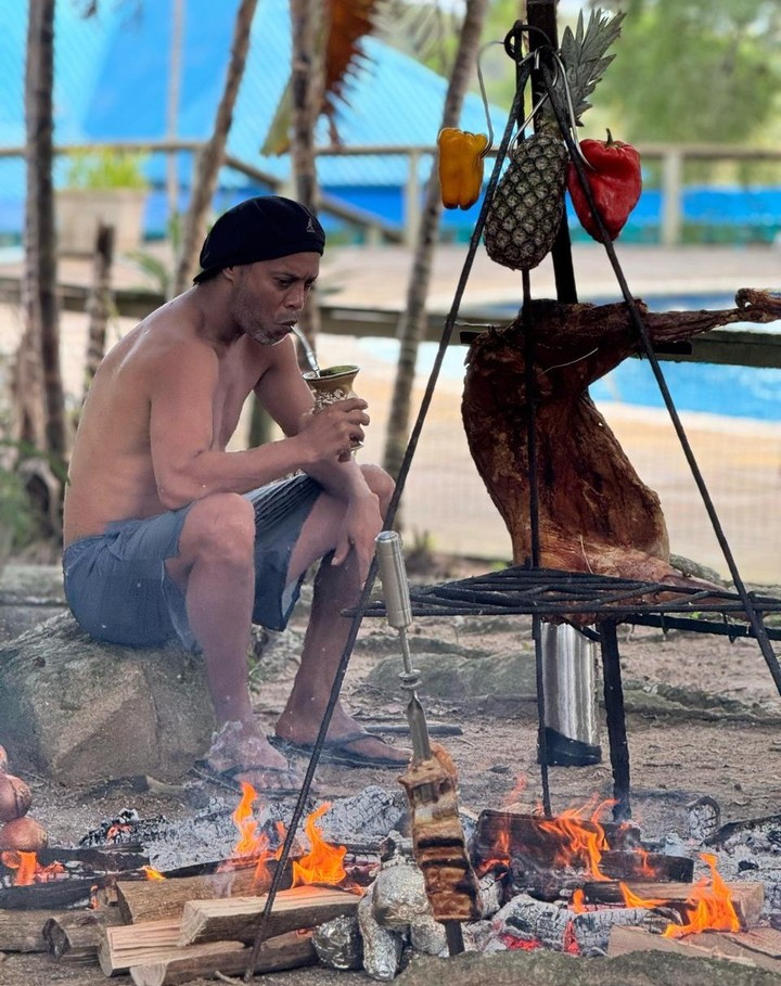 Ronaldinho, a puro mate y asado en la previa de su cumpleaños 45.