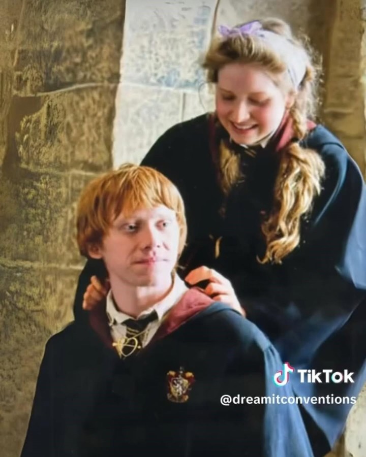 Jessie Cave y Ron Weasley en una de las escenas de Harry Potter (Foto: Instagram @jessiecave)