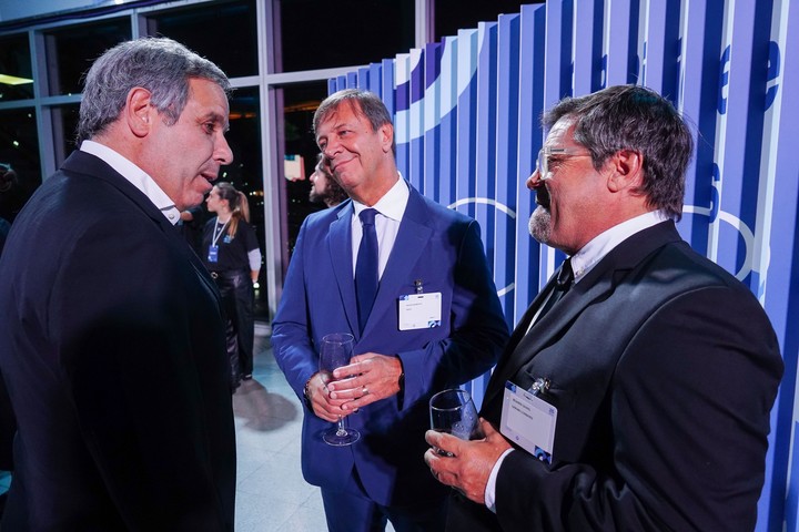 Gastón Manes, Oscar Zago y Ricardo Caruso Lombardi conversan en la cena de CIPPEC.