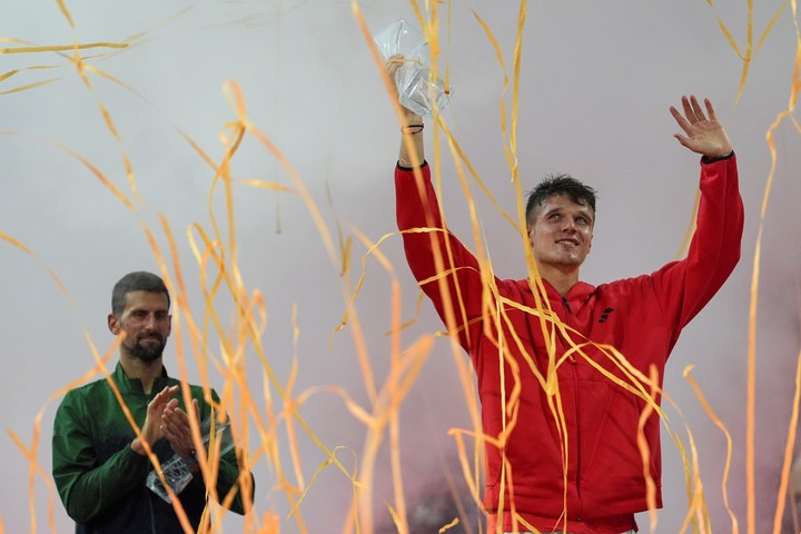 Jakub Mensik recib el aplauso del público y de su ídolo, Djokovic.
Foto: AP