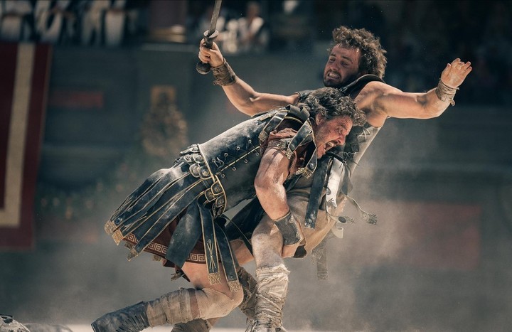 Acacio (Pedro Pascal, de "The Last of Us") combate cuerpo a cuerpo con Lucio (Paul Mescal).