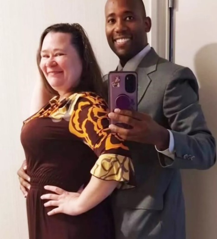 Cynthia y Antwon Mans se toman una selfie juntos en octubre de 2023.