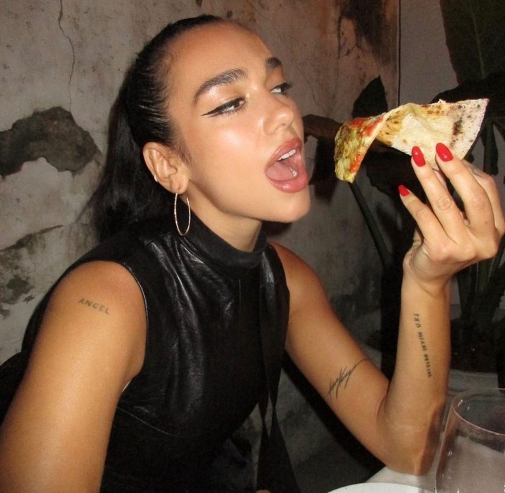 Dua Lipa, comiendo pizza en Buenos Aires.