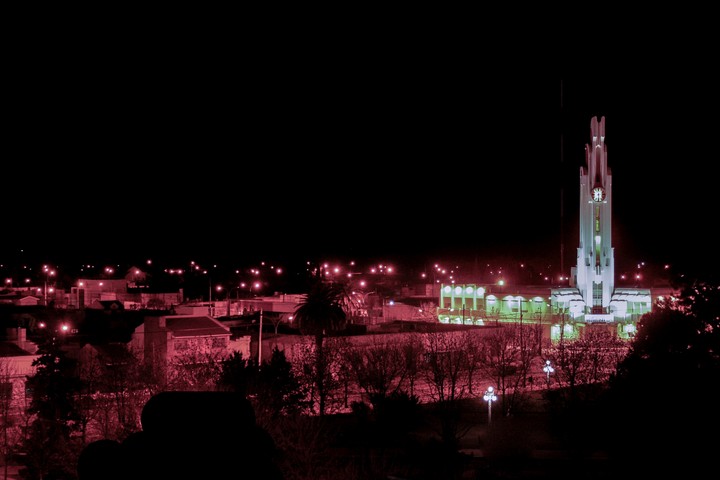 El Palacio Municipal de Carhué sobresaliendo en la noche. Foto: Martín Aurand.
