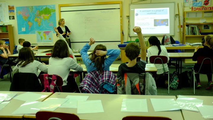 Alumnos en un aula de una de las escuelas en las islas Malvinas.