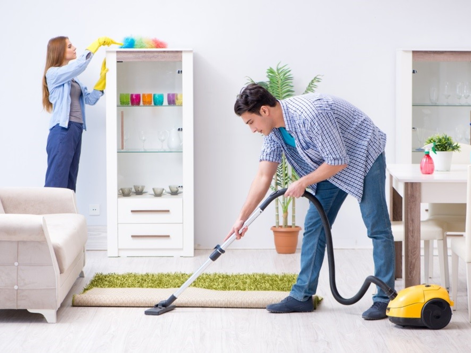 Limpiar la casa puede ser algo casero y divertido para hacer en familia. No corra riesgos usando productos que no conoce.