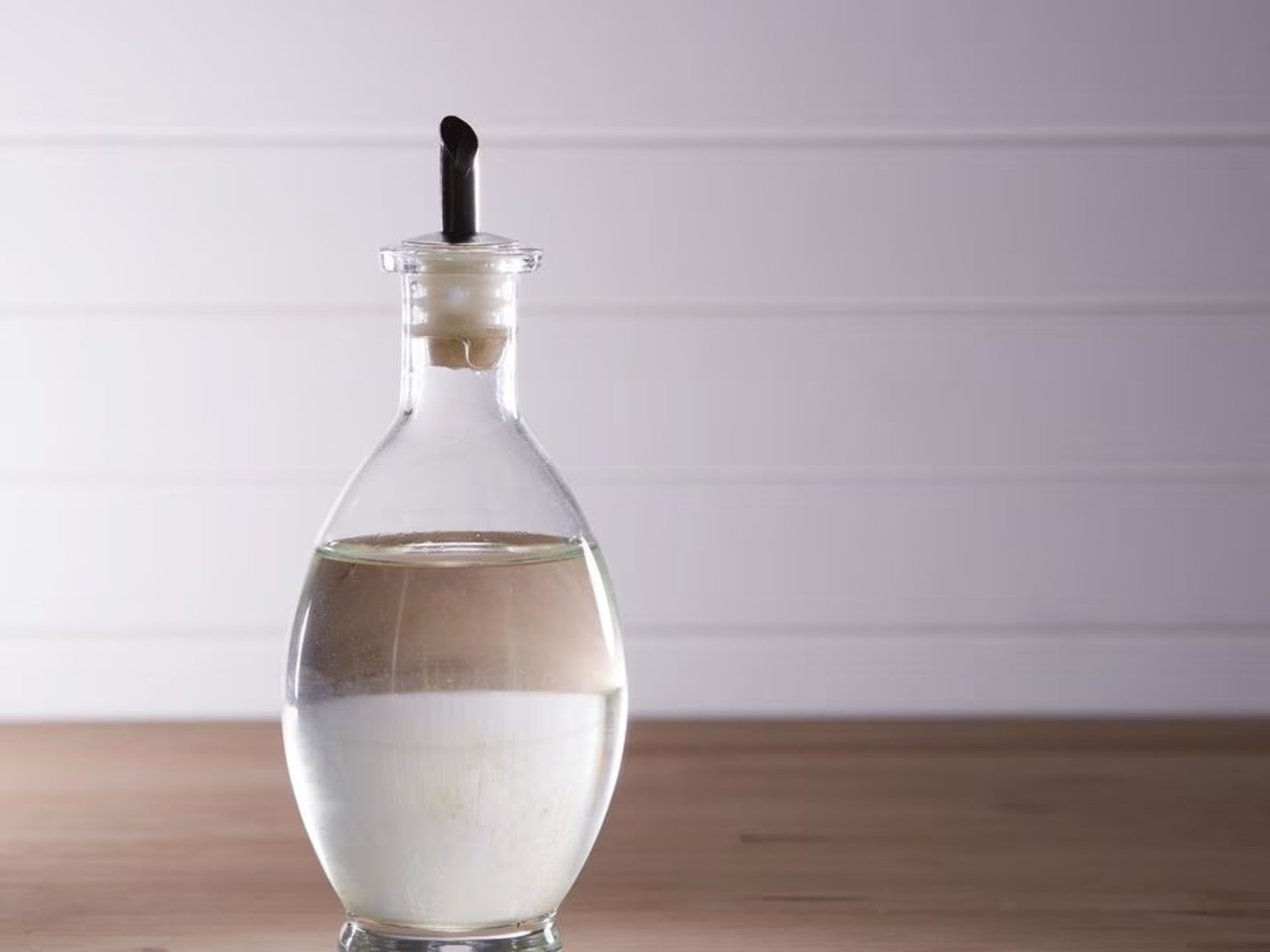 Vinagre blanco. La acidez de este producto lo hace potente para la limpieza de algunos elementos de la casa.
