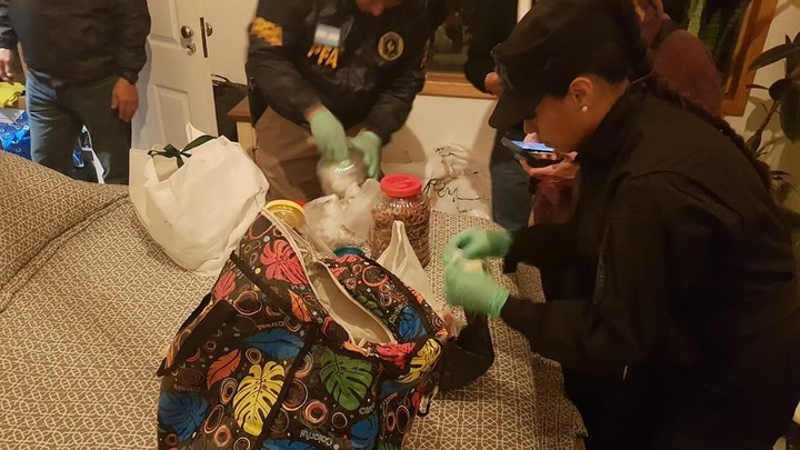 El allanamiento de la PFA Bariloche conmocionada por la secta de trata de las mujeres rusas: 14 detenidos.
