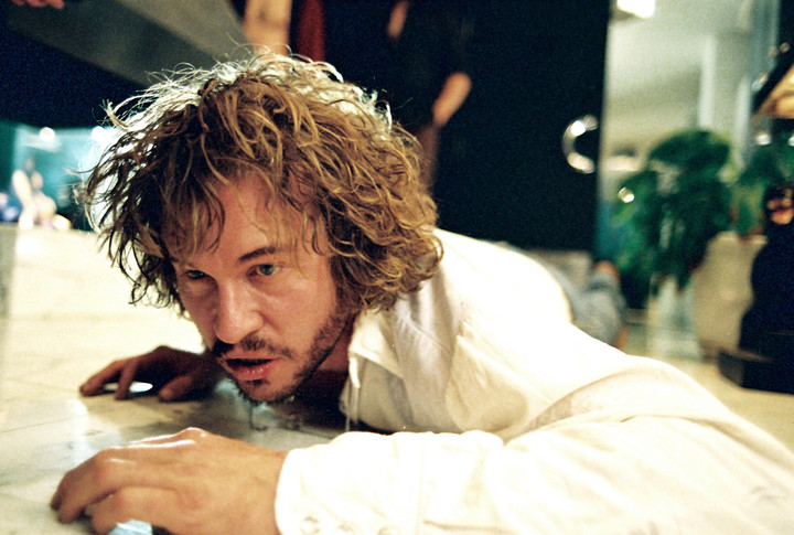 Val Kilmer en el rol del actor porno John Holmes en "Wonderland". Foto AP.