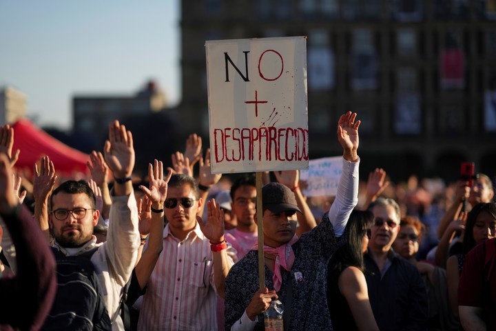 Manifestantes protestan contra el narco en Ciudad de México. Foto: AP