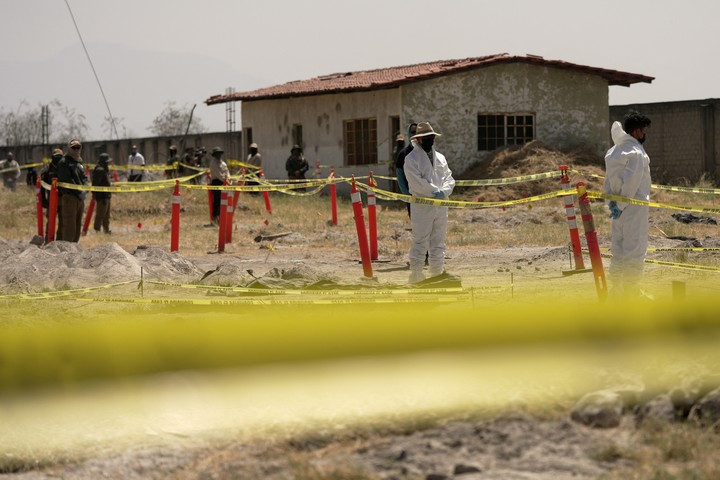 Forenses trabajan en el rancho de reclutamient del Cartel de Jalisco. Foto: Reuters