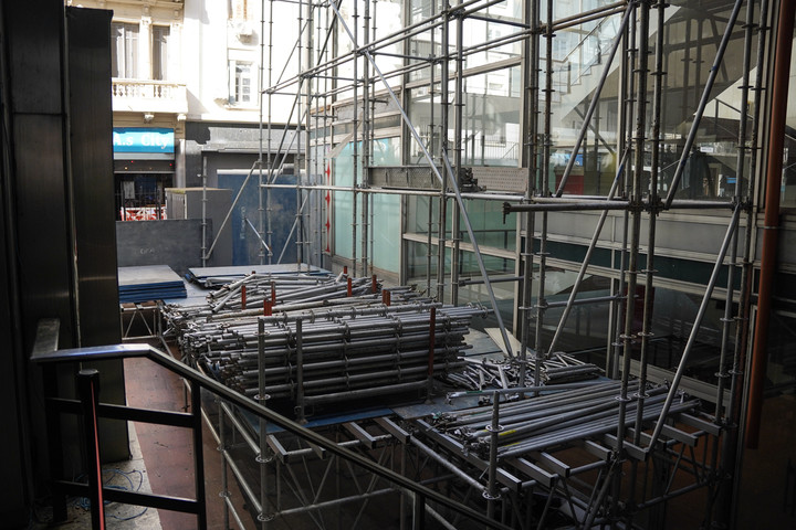 Andamios ya colocados en el Centro Cultural San Martín, que cerrará por obras de remodelación. Foto: Santiago García Díaz