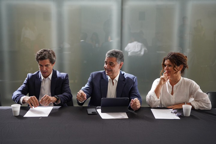 Jorge Macri, y los ministros Pablo Bereciartua y Gabrela Ricardes, de Infraestructura y Cultura, respectivamente, presentaron las obras de remodelación del Centro Cultural San Martín. Foto: Santiago Garcia Díaz