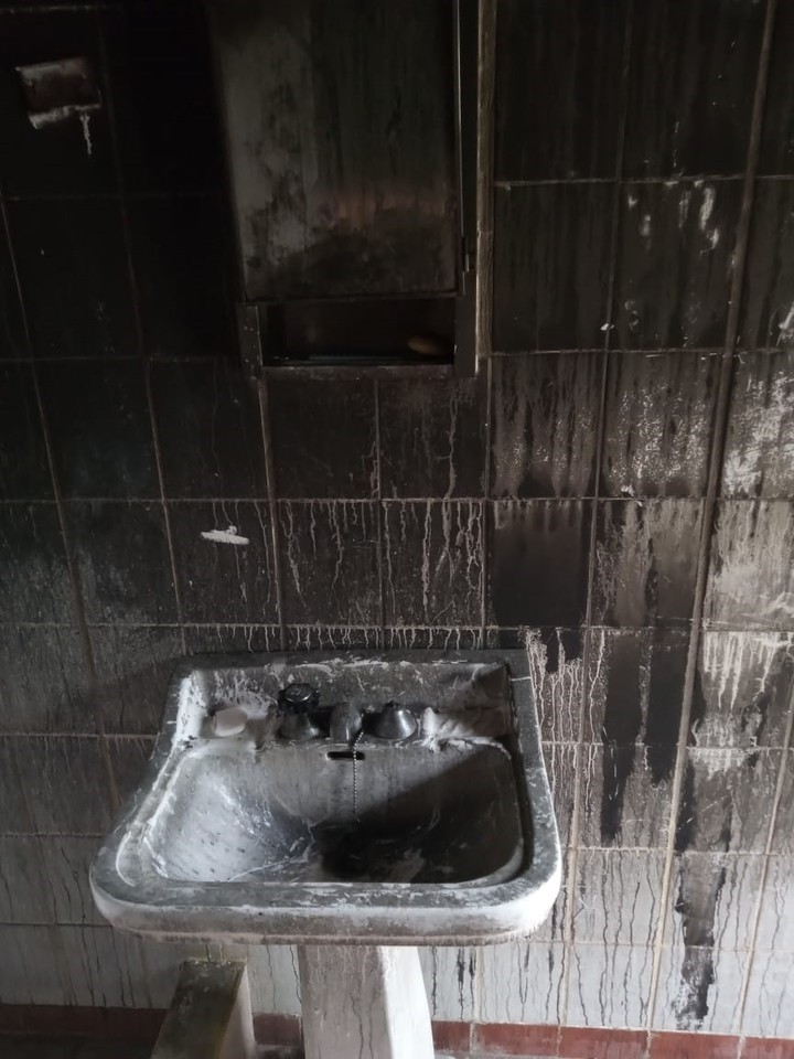 El baño teñido de negro por el hollín. 