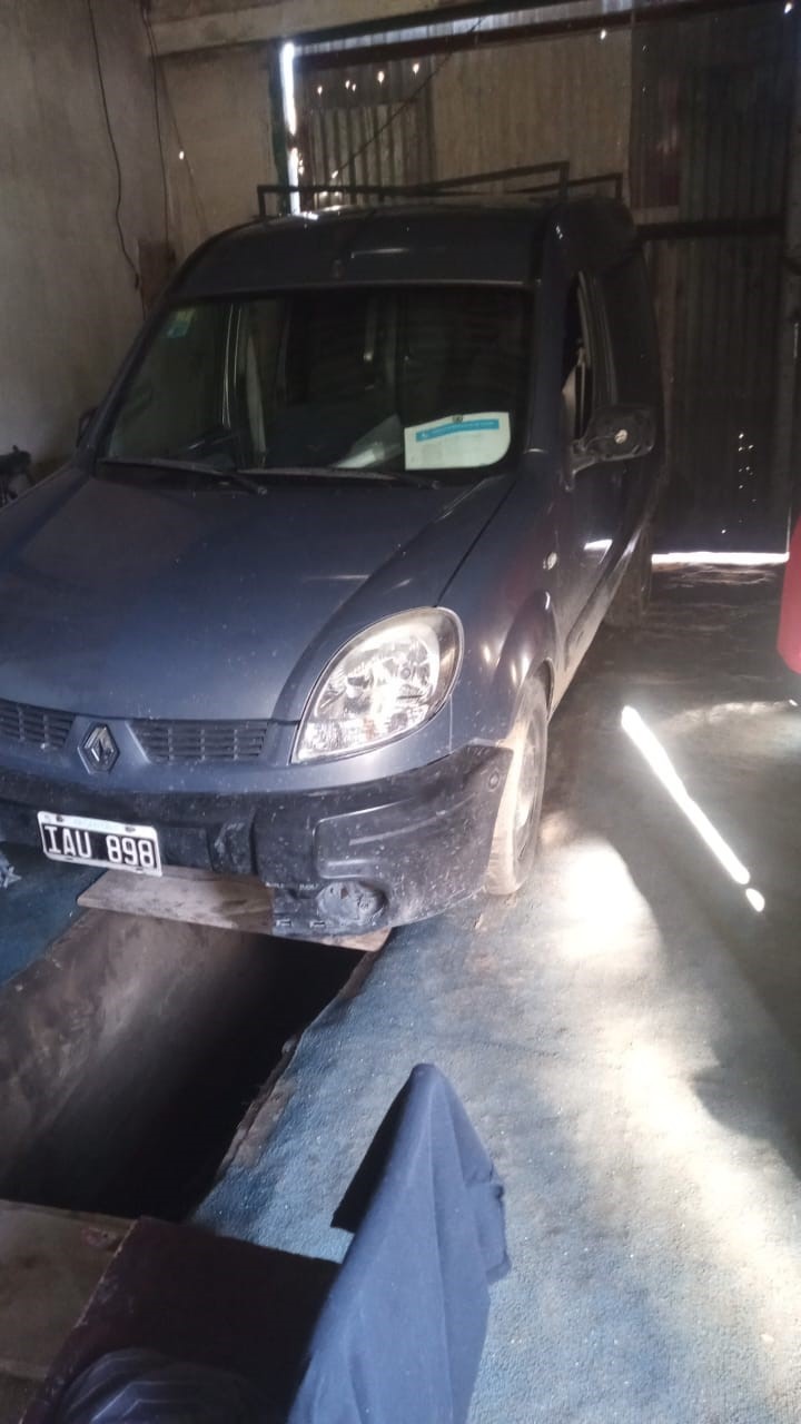 La camioneta en la que duerme el mecánico para que no le vuelvan a robar.