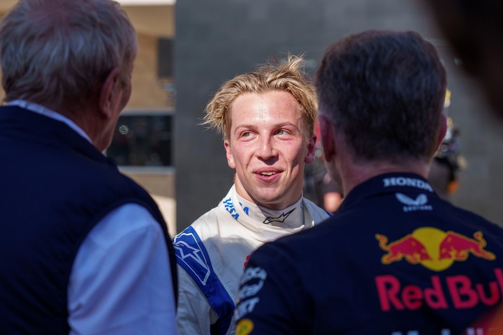 Lawson bajo la mirada de Helmut Marko y Christian Horner el año pasado, cuando todo era felicidad con el neozelandés. Foto AP Photo/Nick Didlick