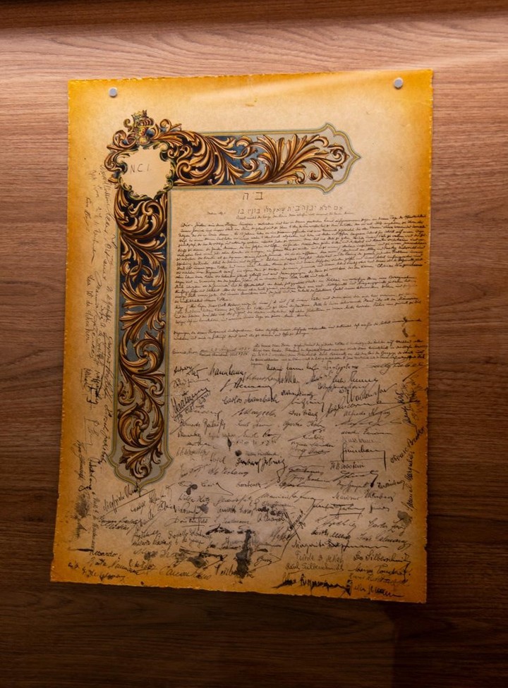 Uno de los dos pergaminos encontrados dentro de la cápsula del tiempo. 