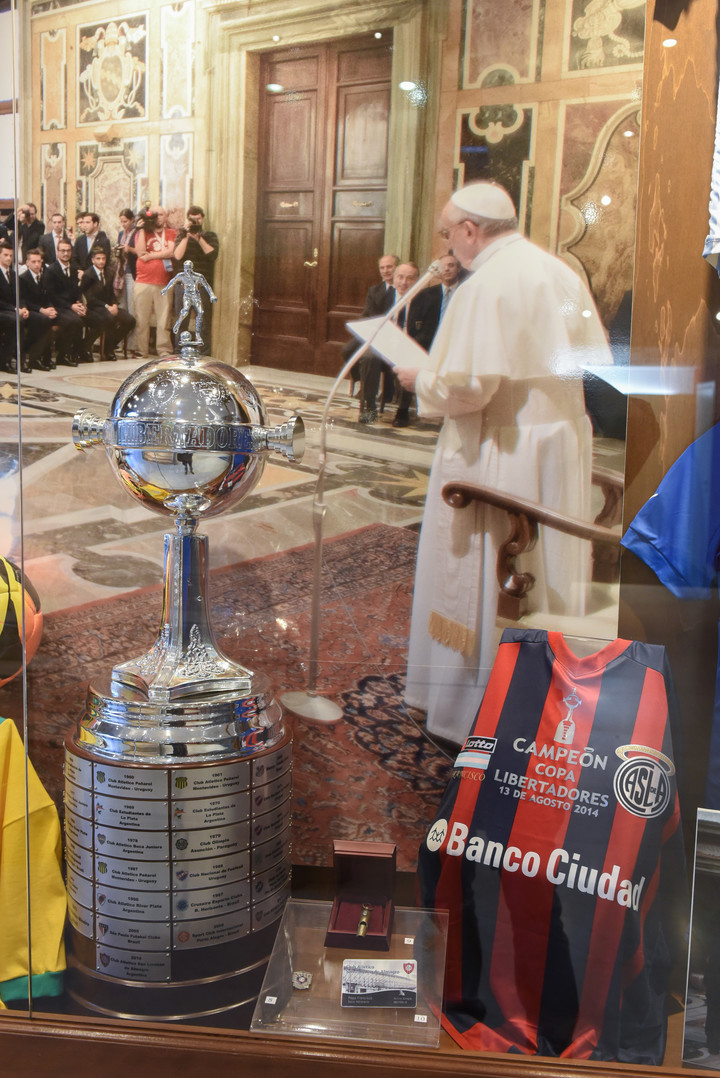 San Lorenzo y la Copa Libertadores, dos orgullos de la vitrina que el papa Francisco tenía en el Vaticano. Foto Víctor Sokolowicz