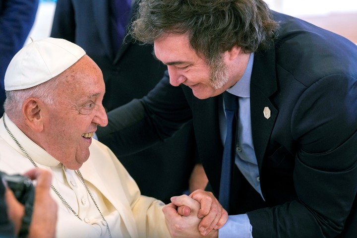 El papa Francisco y Javier Milei.