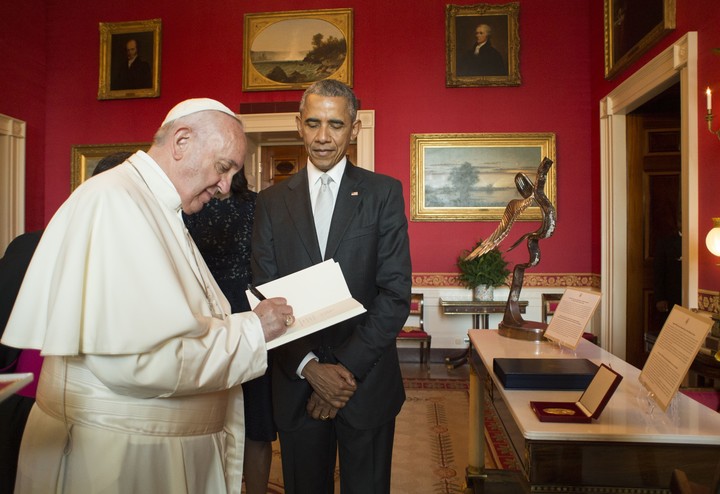 El papa Francisco con el presidente estadounidense Barack Obama mientras firma la encíclica ecológica en la Casa Blanca el 23 de septiembre de 2015 en Washington. Foto AFP