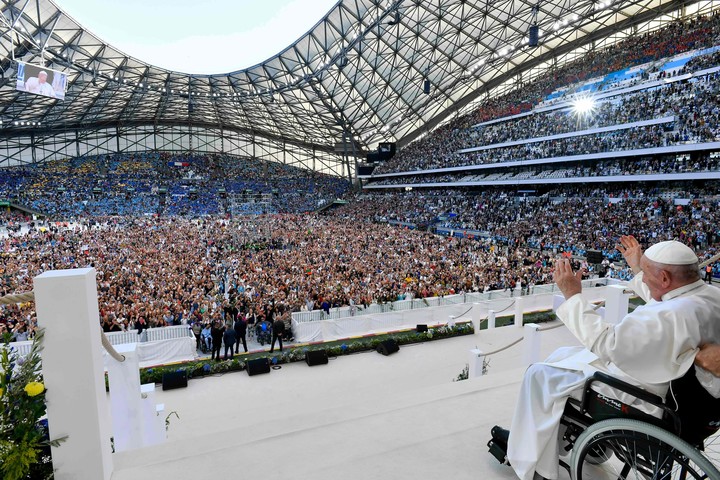 El Papa Francisco saludando a la multitud durante una misa en el estadio Velódromo de Marsella. Foto AFP