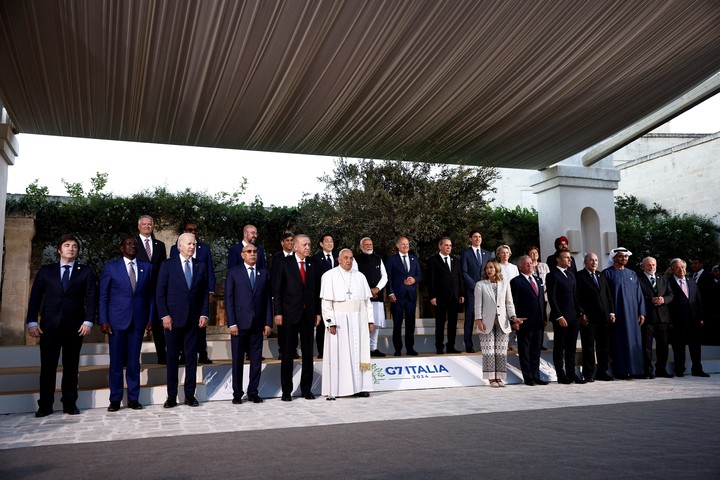 El Papa Francisco, los líderes del G7 y representantes de Estados y Organizaciones Internacionales posan para una foto de familia durante el segundo día de la cumbre del G7 en el complejo Borgo Egnazia, en Savelletri, Italia 14 de junio de 2024. REUTERS/Guglielmo Mangiapane