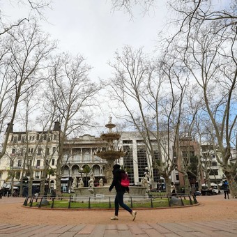 Calles empedradas y cafés legendarios: la ciudad al otro lado del río que todos eligen para un fin de semana inolvidable