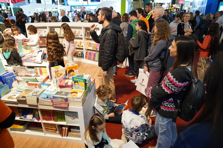 Público en la Feria del Libro 2024. Foto: Martín Bonetto / archivo Clarín.