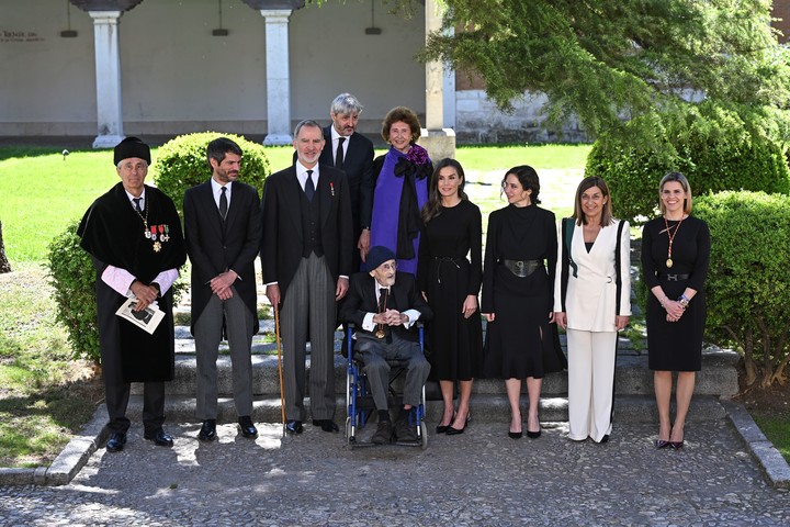 Los reyes Felipe y Letizia posan junto al escritor Álvaro Pombo (c), Premio Cervantes 2024, el ministro de Cultura, Ernest Urtasun (2i); la presidenta de la Comunidad de Madrid, Isabel Díaz Ayuso (3d); la presidenta de Cantabria, MAría José Sáenz de Buruaga (2d), tras la ceremonia de entrega del galardón, este miércoles en el paraninfo universitario de Alcalá de Henares. EFE/ Fernando Villar