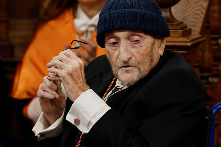 El escritor Álvaro Pombo, Premio Cervantes 2024, durante la ceremonia de entrega del galardón, este miércoles en el paraninfo universitario de Alcalá de Henares. EFE/ Ballesteros/POOL