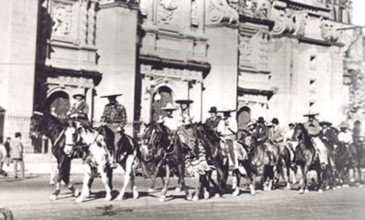 Cuando llegan a México en 1928 son recibidos por Los Charros, vinculados al mundo de la ganadería.