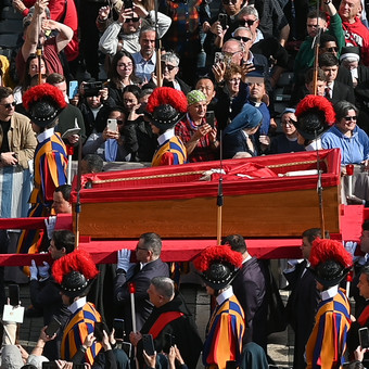 Murió el papa Francisco: todas las fotos de la despedida al Sumo Pontífice y los homenajes en el mundo