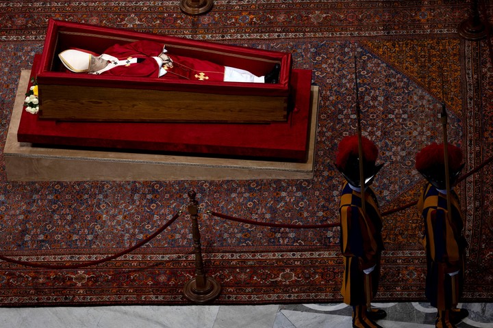 El féretro de Francico, en San Pedro. Foto: EFE