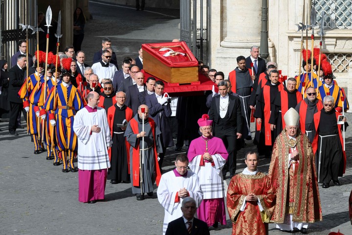 El féretro del papa Francisco, llevado en procesión, escoltado por la Guardia Suiza (Foto: EFE)
