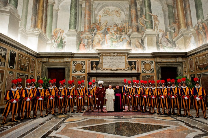 El papa Francisco durante una audiencia privada con los nuevos miembros de la guardia suiza en 2014.(Foto: AFP) 