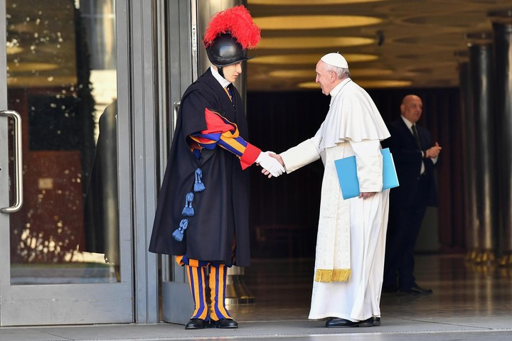 En 2019, una postal del saludo del papa Francisco a un guardia suizo, recién llegado al Vaticano. (Foto: EFE)