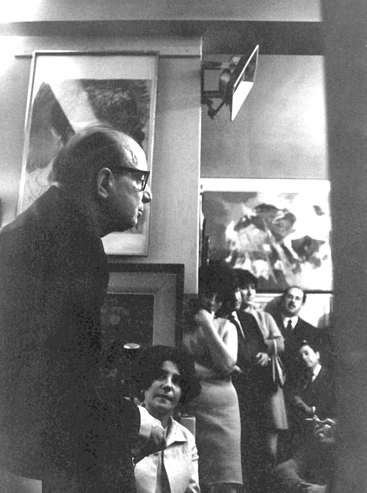 Antonio Berni en la galería junto a Ruth, en 1967. 