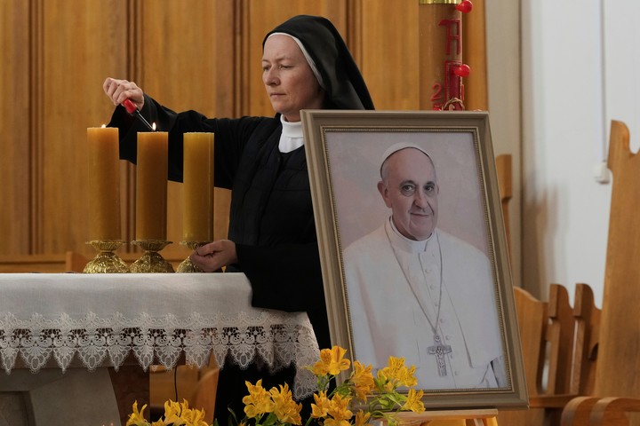 Una monja enciende velas antes de una misa en memoria del difunto papa Francisco en la Catedral de la Asunción de la Santísima Virgen María en San Petersburgo, Rusia. Foto AP