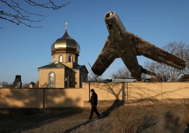Un monumento a un avión de combate soviético MIG-17 instalado junto a una iglesia en el pueblo de Okhotnykove, Crimea, en 2023. Foto Alexey Pavlishak/Reuters