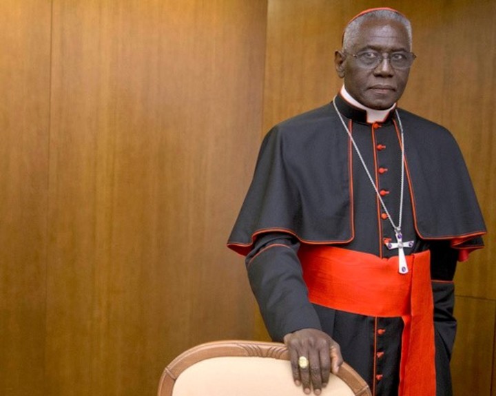 Robert Sarah, cardenal ultraconservador y uno de los candidatos a la sucesión del papa Francisco. (Foto: AP)