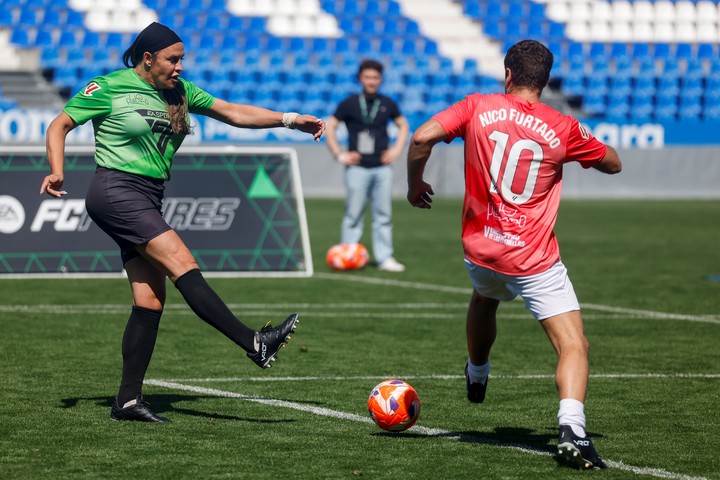 La actriz Karla Sofía Gascón y el actor uruguayo Nico Furtado, un poco de pierna dura en un partido amistoso. Foto:  EFE/Javier Lizón