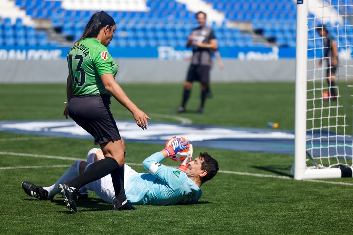 Karla Sofía Gascón con Iker Casillas a sus pies. Una jornada solidaria de los Premios Platino,  en el estadio Butarque en Leganés. Foto: EFE/Javier Lizón