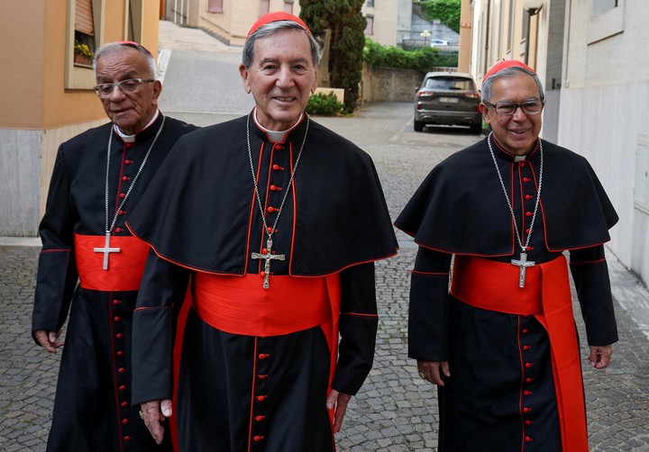 Los cardenales se pueden ver por las calles de Roma, en vísperas del cónclave. Foto: Reuters