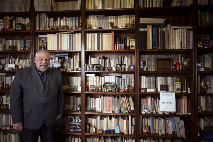 El escritor biógrafo y coleccionista argentino Alejandro Vaccaro junto a la biblioteca dedicada al Jorge Luis Borges en su casa de Buenos Aires. Foto: Mariana Nedelcu.