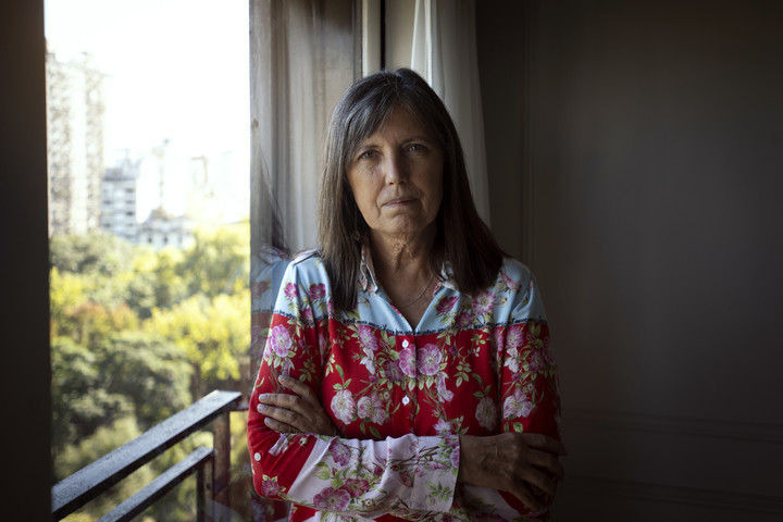 La escritora Claudia Piñeiro posa en su casa del barrio de Palemo. Foto: Mariana Nedelcu.