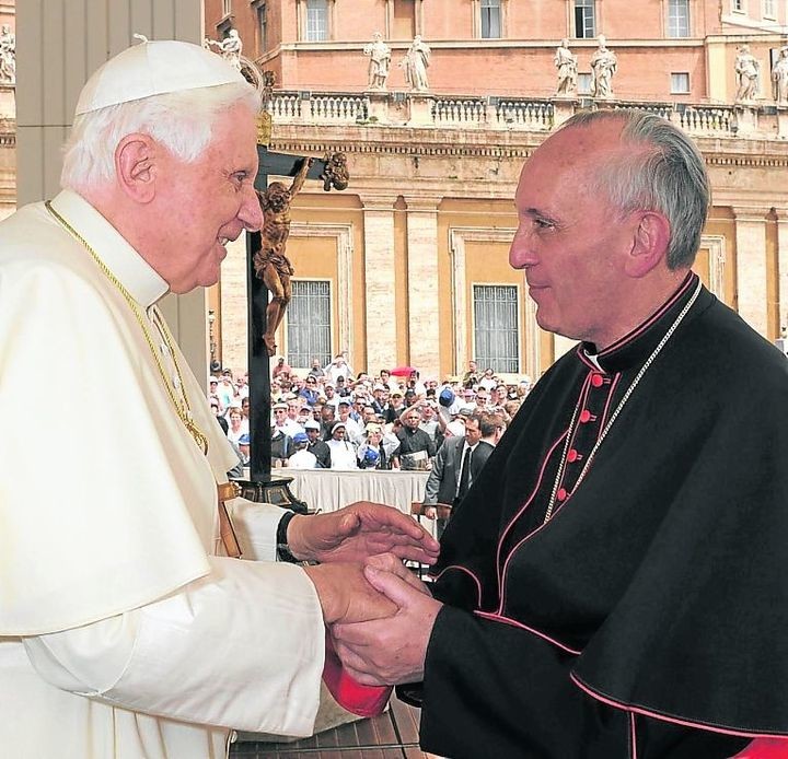 Benedicto XVI y Jorge Bergoglio en mayo de 2008, cinco años antes de la histórica renuncia del pontífice alemán.