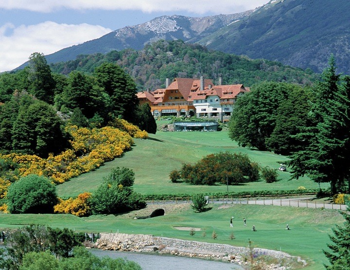 El campo de golf del Llao Llao aparece destrozado por los 
jabalíes a la mañana. 