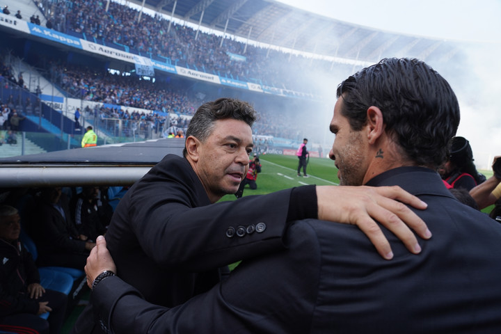 Abrazo en el Cilindro de Avellaneda entre Gago y Gallardo. Foto: Maxi Failla. 