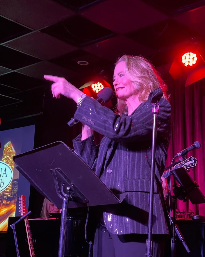 Cybill Shepherd realiza presentaciones unipersonales Foto Instagram.