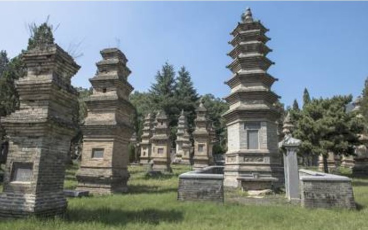 A 300 metros del templo, este "bosque" alberga 240 pagodas funerarias.